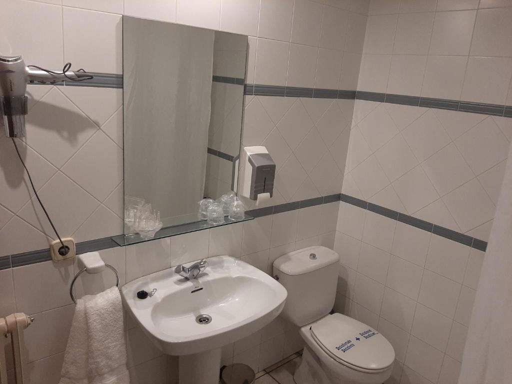 A bathroom at El Refugio Hostería