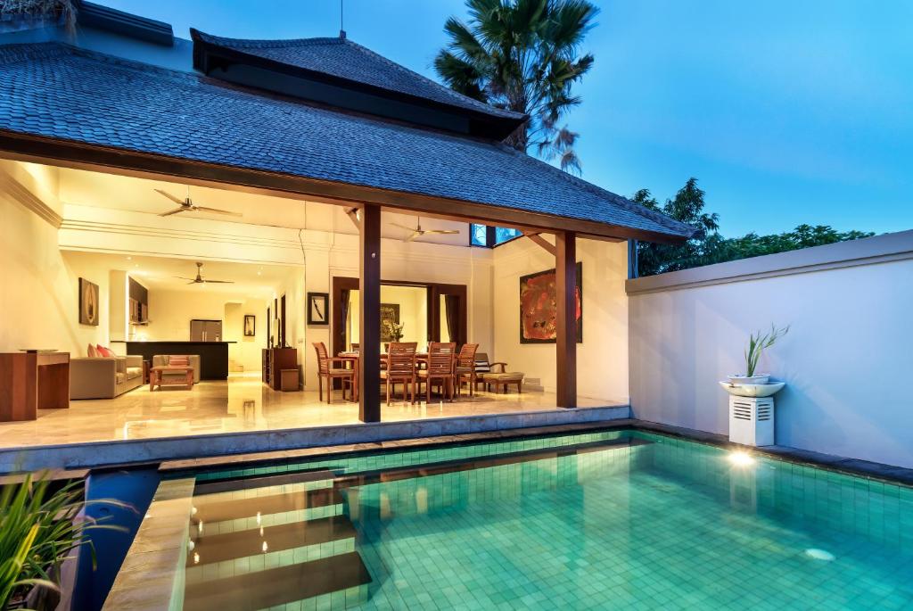 une image d'une villa avec une piscine dans l'établissement Villa Lalang Temu, à Jimbaran