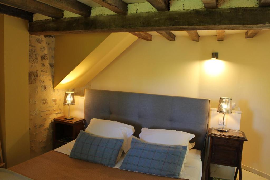 Postel nebo postele na pokoji v ubytování Ferme-Château de Cordey & Spa