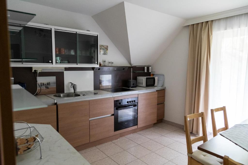 Kuchyň nebo kuchyňský kout v ubytování Haus Lebensfreude