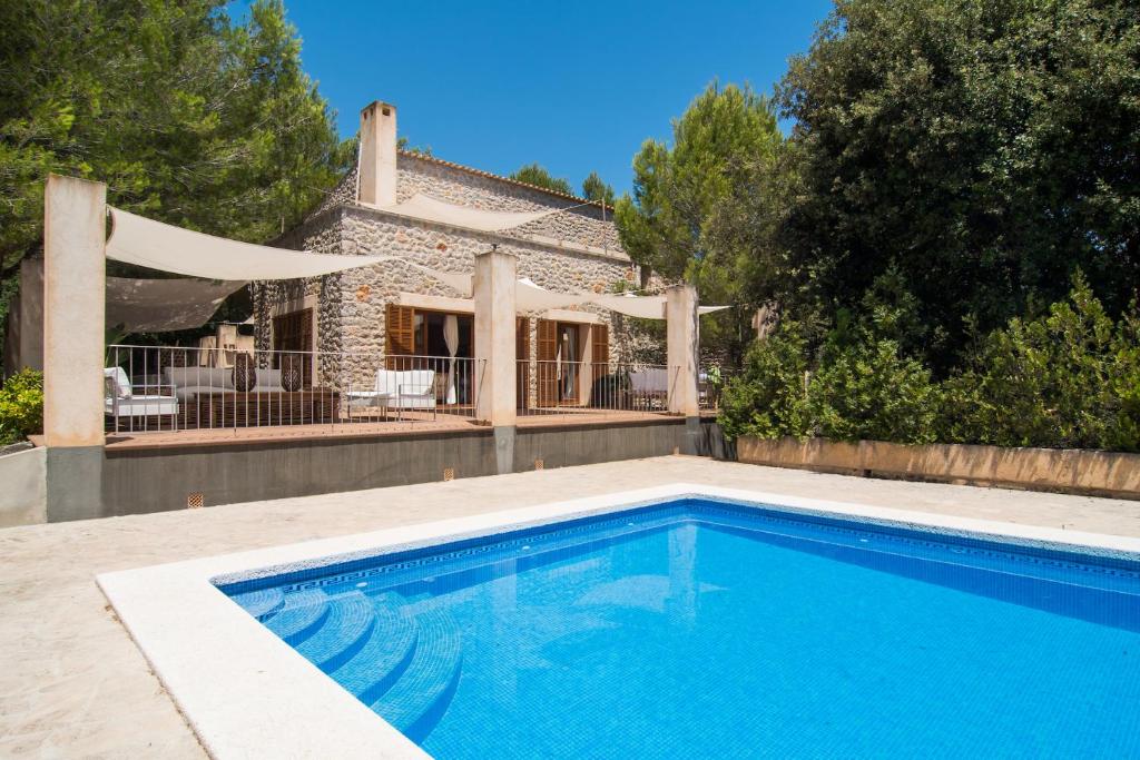 una piscina frente a una casa en Villa Pula Golf by Priority, en Son Servera