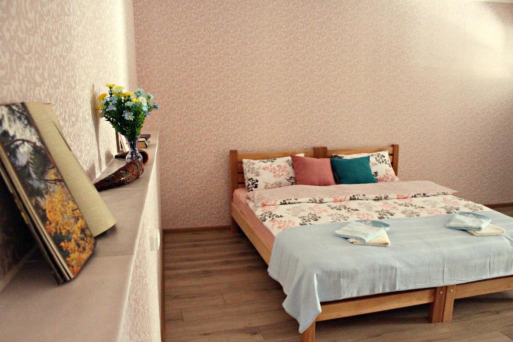 una camera con due letti e un vaso di fiori di Kacharava apartments a Tbilisi City