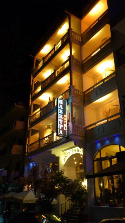 wysoki budynek z znakiem przed nim w obiekcie Hotel Electra w mieście Orestiada