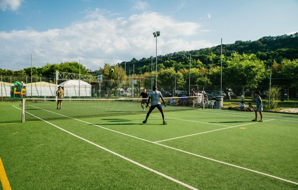 Tenis lub squash w obiekcie Girasole Eco Family Village lub w pobliżu