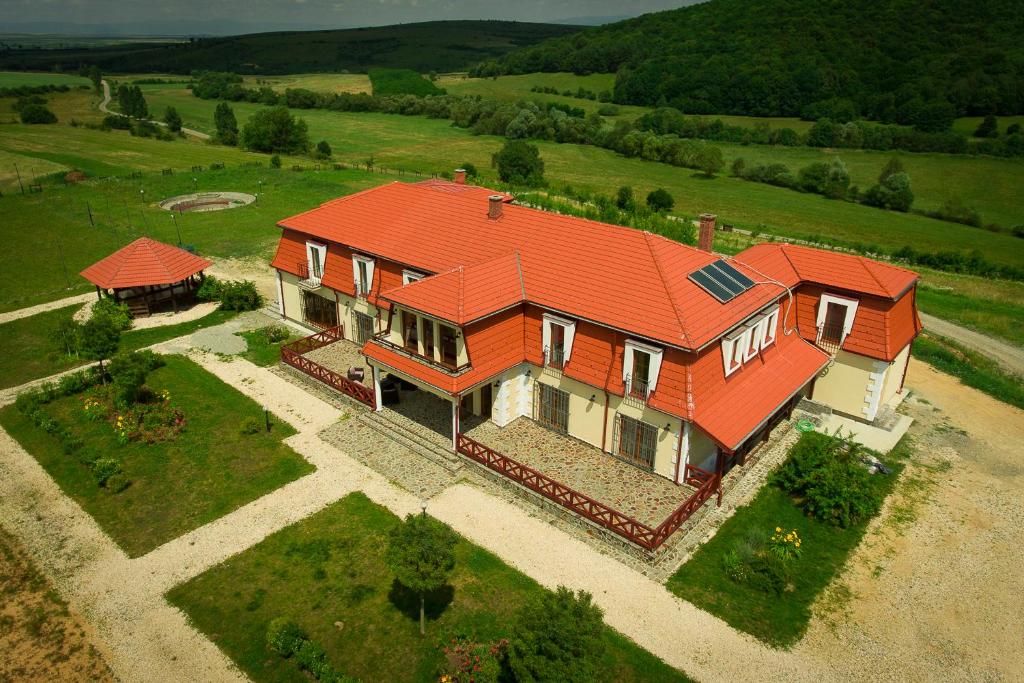 una vista aérea de una casa con techo naranja en Saciova Hills, en Saciova