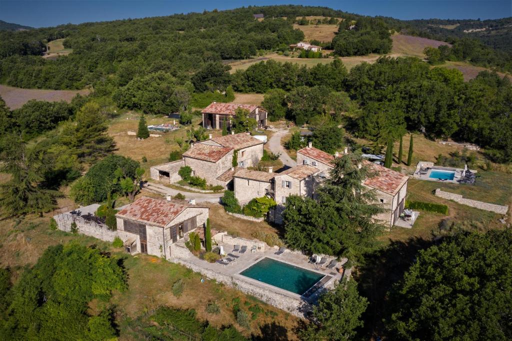an aerial view of a mansion with a swimming pool at Hameau de Pichovet in Vachères