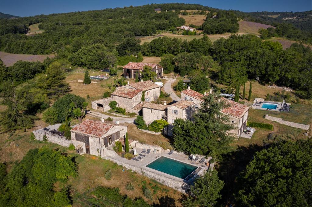 Bazén v ubytování Hameau de Pichovet nebo v jeho okolí