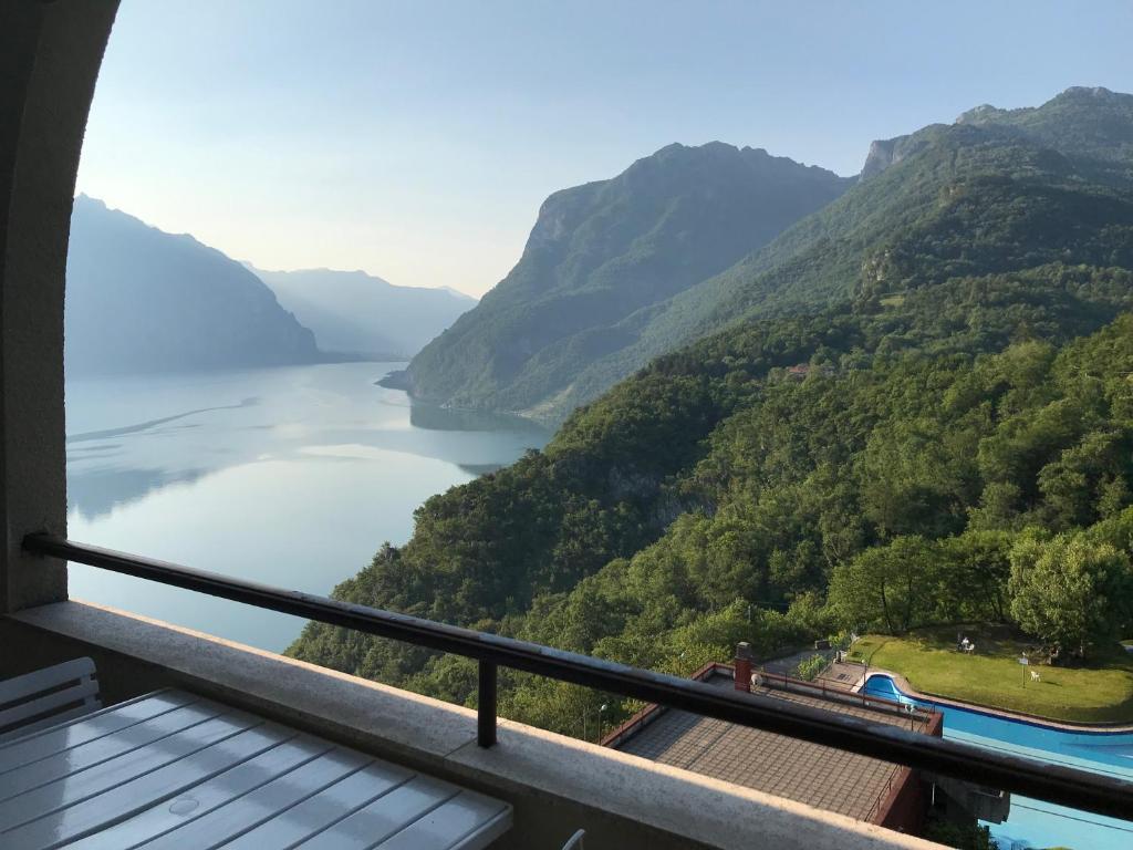 d'un balcon avec vue sur le lac. dans l'établissement Como Lake Kosmopolitan, à Valbrona