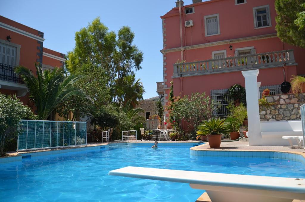 una piscina di fronte a un edificio di Villa Melina a Calimno (Kalymnos)