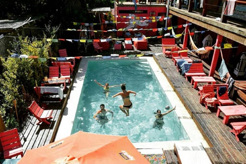Majoituspaikan La Rubia Hostel uima-allas tai lähistöllä sijaitseva uima-allas