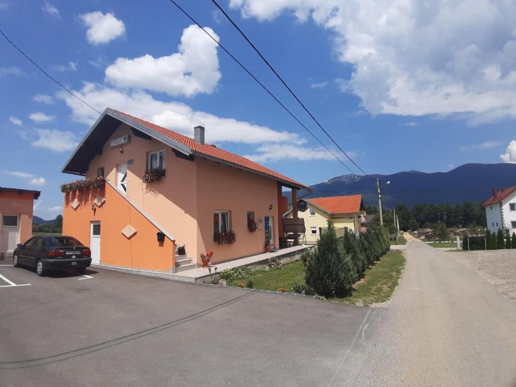 Nespecifikovaný výhled na hory nebo výhled na hory při pohledu z penzionu