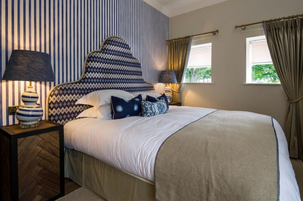 Кровать или кровати в номере Beadnell Towers Hotel