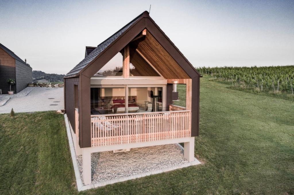 a small dog house in a field of grass at Winzerhäuser J&A Skringer in Leutschach