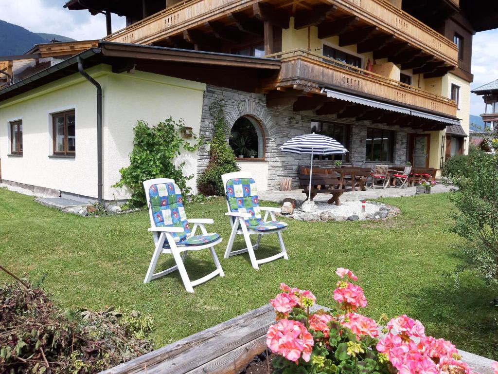 A garden outside Alphotel Mittersill # inklusive Sommercard #