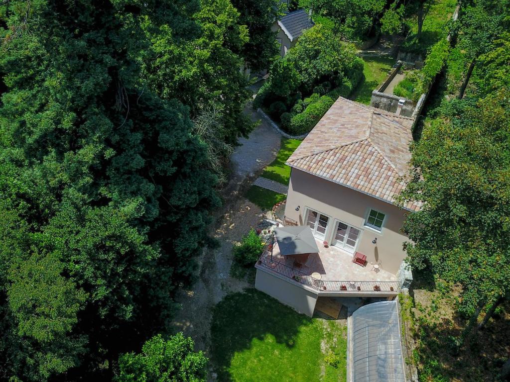 an overhead view of a house in the forest at Le Clos d'Abrigeon in Aubenas