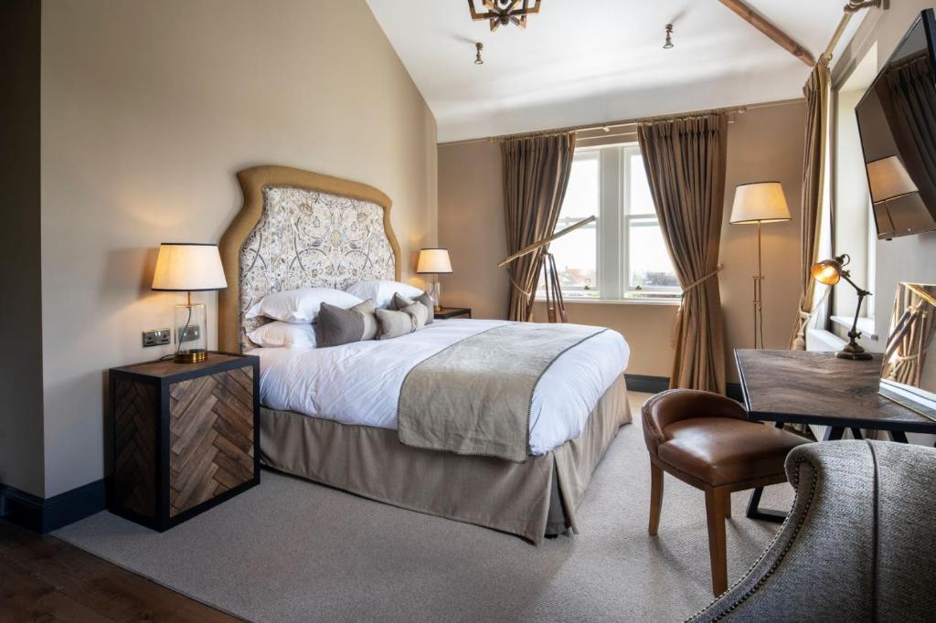 Кровать или кровати в номере Beadnell Towers Hotel