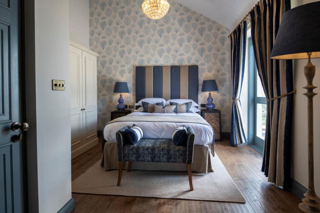 Кровать или кровати в номере Beadnell Towers Hotel