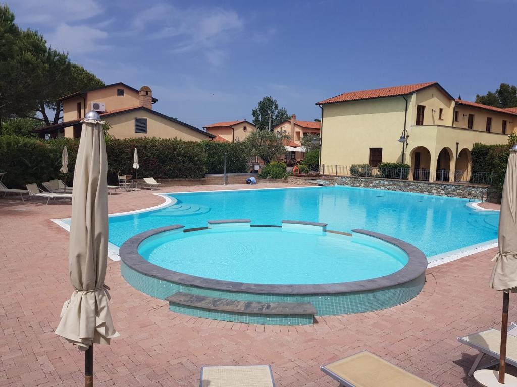 Bazén v ubytovaní Villaggio Turistico Airone alebo v jeho blízkosti