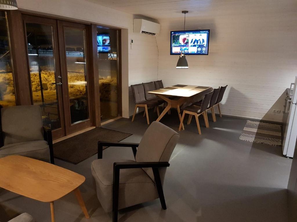 TV a/nebo společenská místnost v ubytování Tuhamäe hosteli puhkemajad