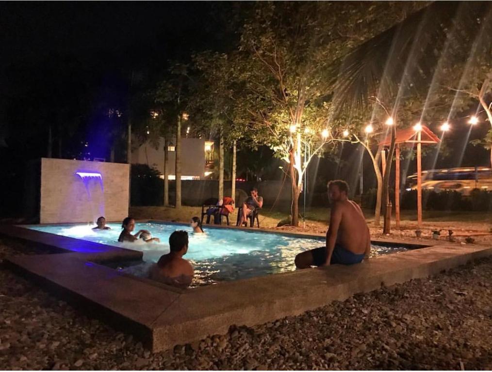 A piscina localizada em Tavarua Hotel ou nos arredores