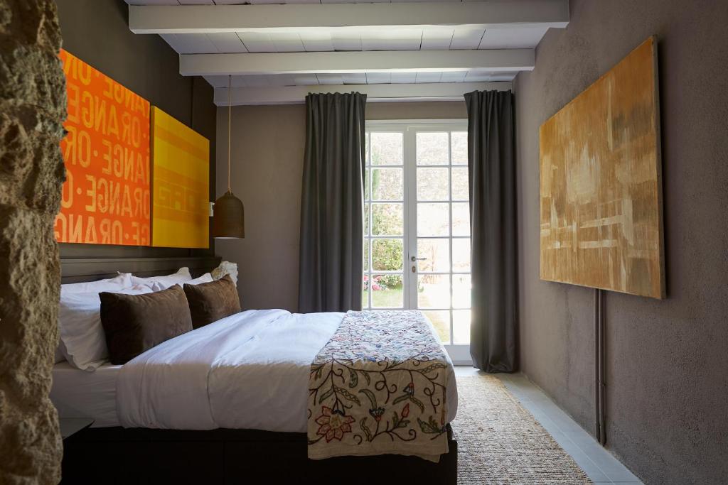 Postel nebo postele na pokoji v ubytování Llimona Suites - Adults Only