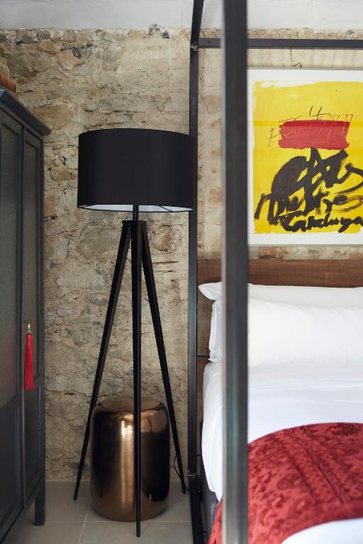 Postel nebo postele na pokoji v ubytování Llimona Suites - Adults Only
