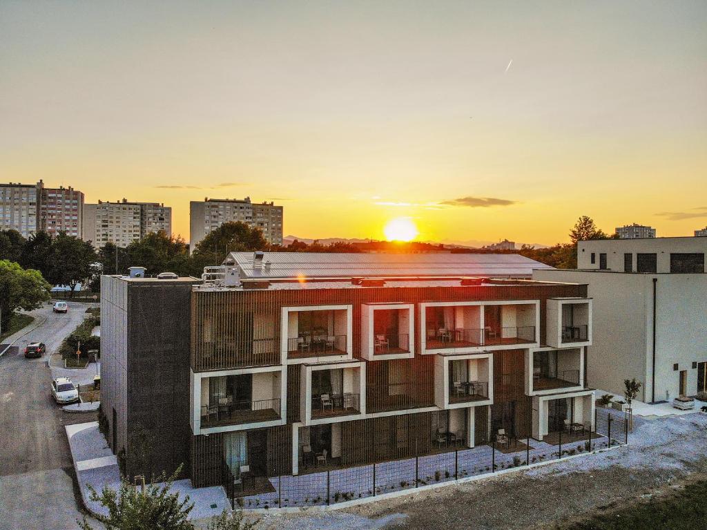 Východ nebo západ slunce při pohledu z hotelu nebo okolí