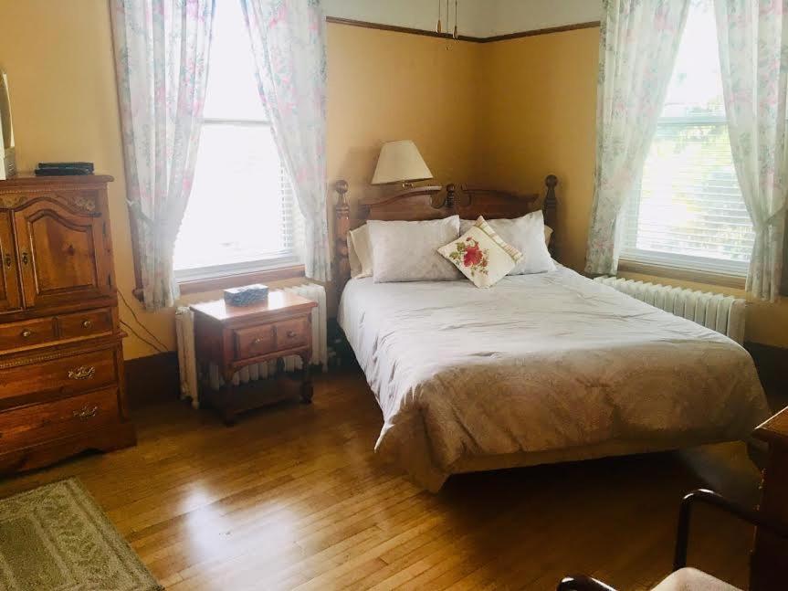 Postel nebo postele na pokoji v ubytování Le Petit Château Montebello B&B