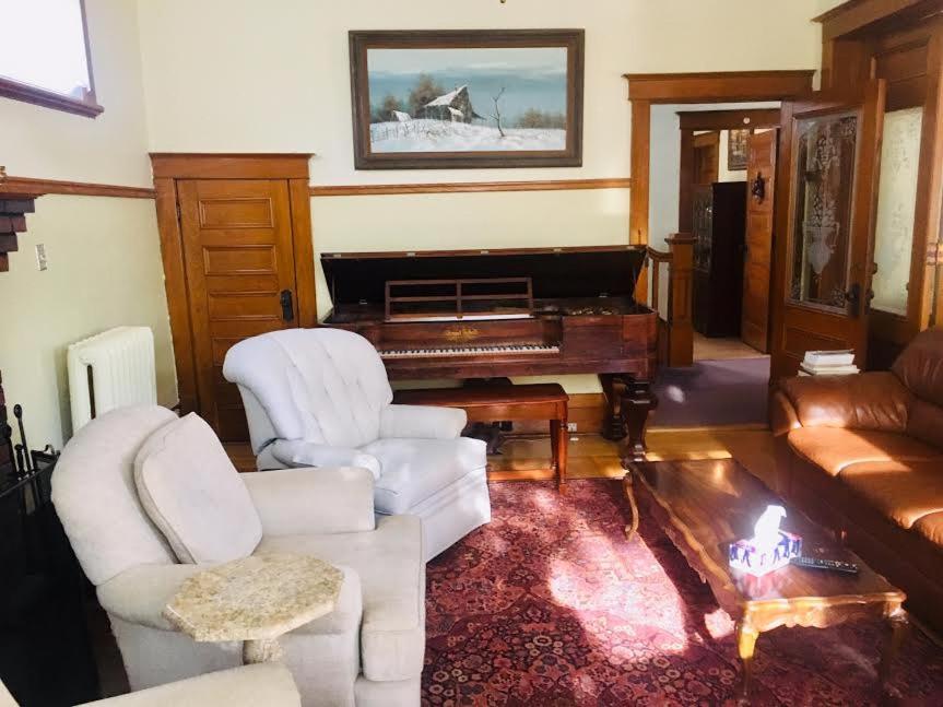 Posezení v ubytování Le Petit Château Montebello B&B