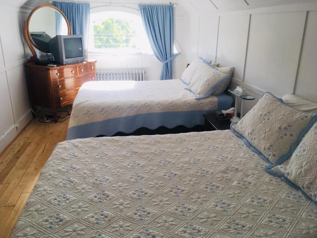 Postel nebo postele na pokoji v ubytování Le Petit Château Montebello B&B
