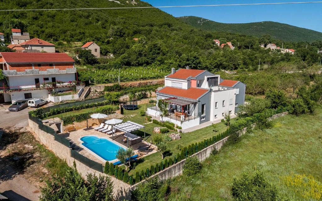 eine Luftansicht eines Hauses mit Pool in der Unterkunft Luxury Villa Nadalina-Dicmo in Dugopolje