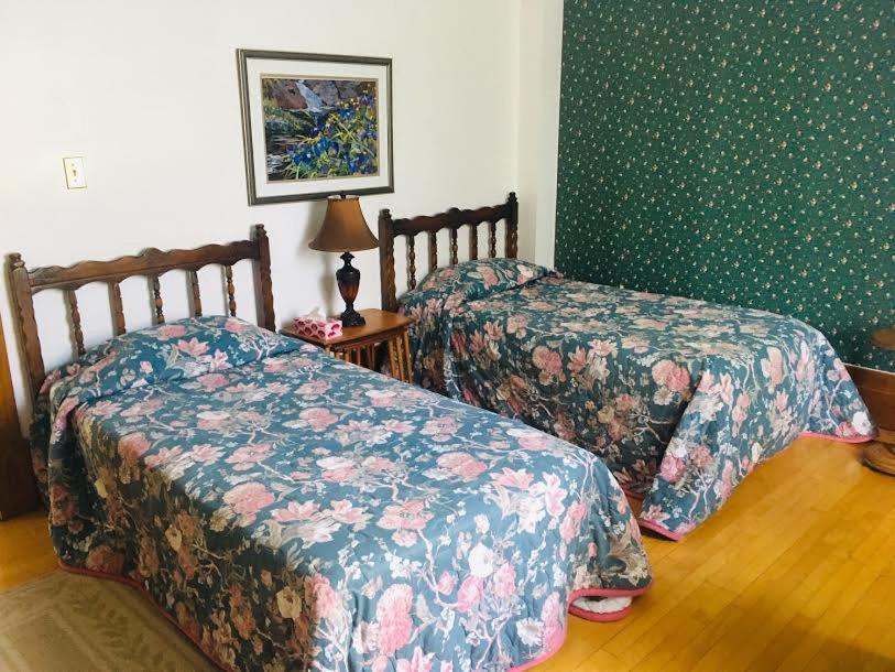 Postel nebo postele na pokoji v ubytování Le Petit Château Montebello B&B