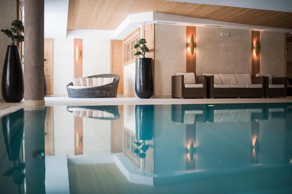 Bazén v ubytování Hotel Lärchenhof nebo v jeho okolí