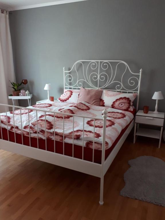 um quarto com uma cama branca e almofadas cor-de-rosa em Ferienwohnung zum Schuster em Halbe