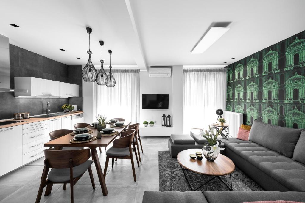 salon z kanapą i stołem w obiekcie Behome 37 w Salonikach
