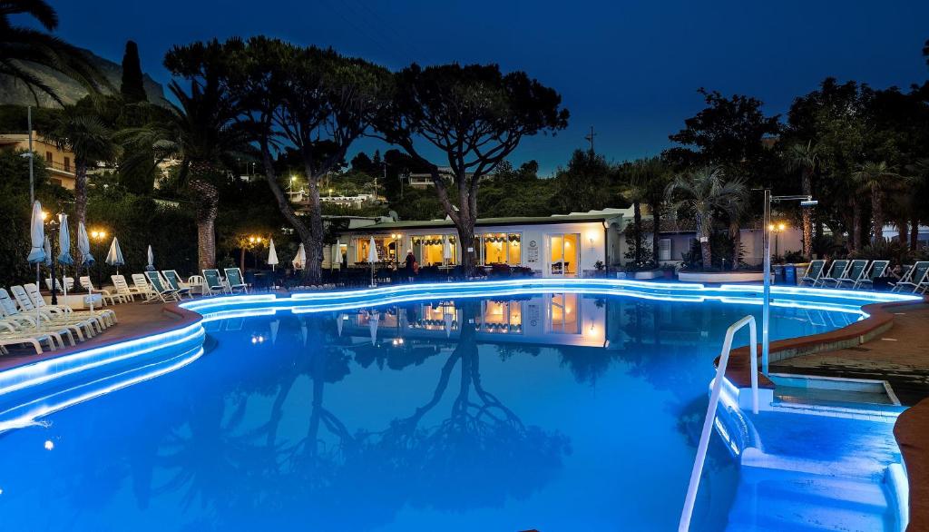 Bazén v ubytování Hotel Terme Park Imperial nebo v jeho okolí
