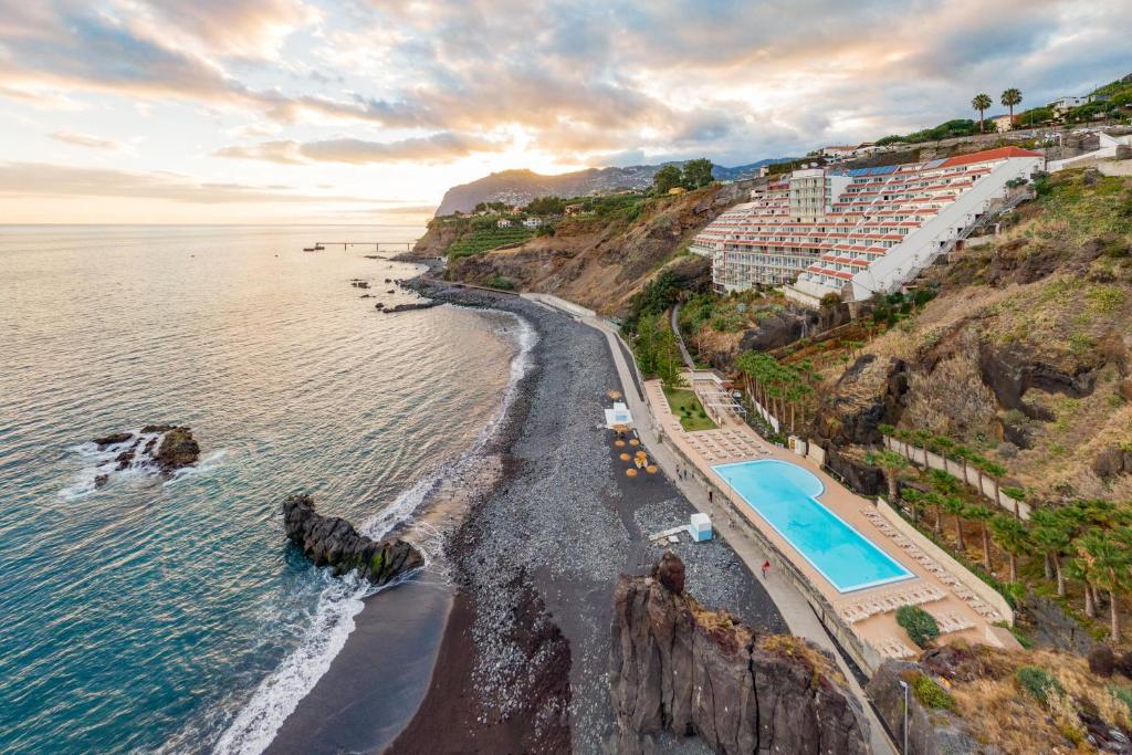 una vista aérea de la playa y del océano en Hotel Orca Praia en Funchal