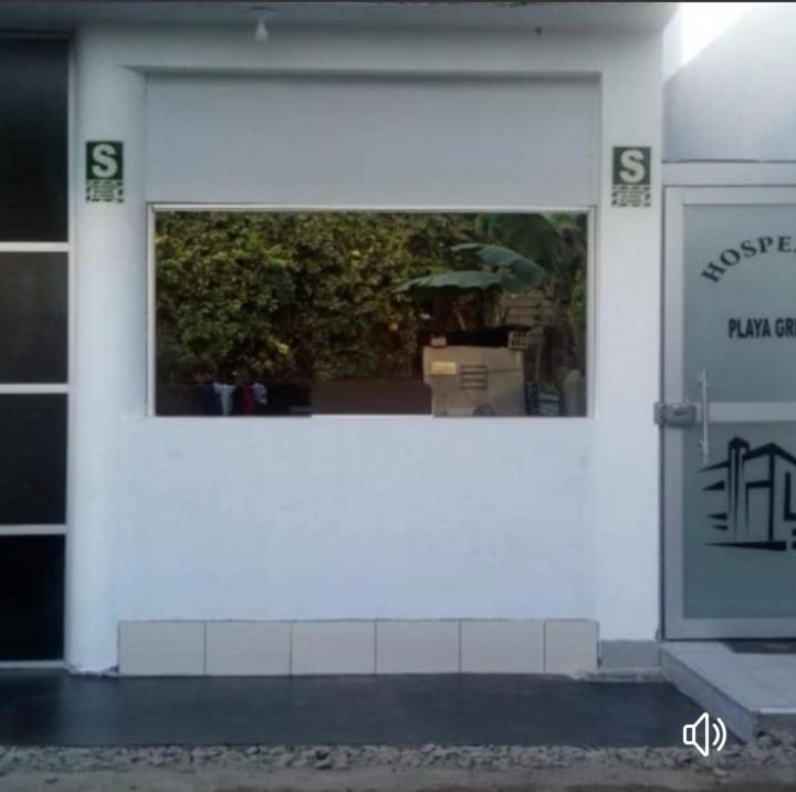 une porte d'entrée blanche d'un bâtiment avec fenêtre dans l'établissement Hospedaje TIROL LODGING SPA, à San Ramón