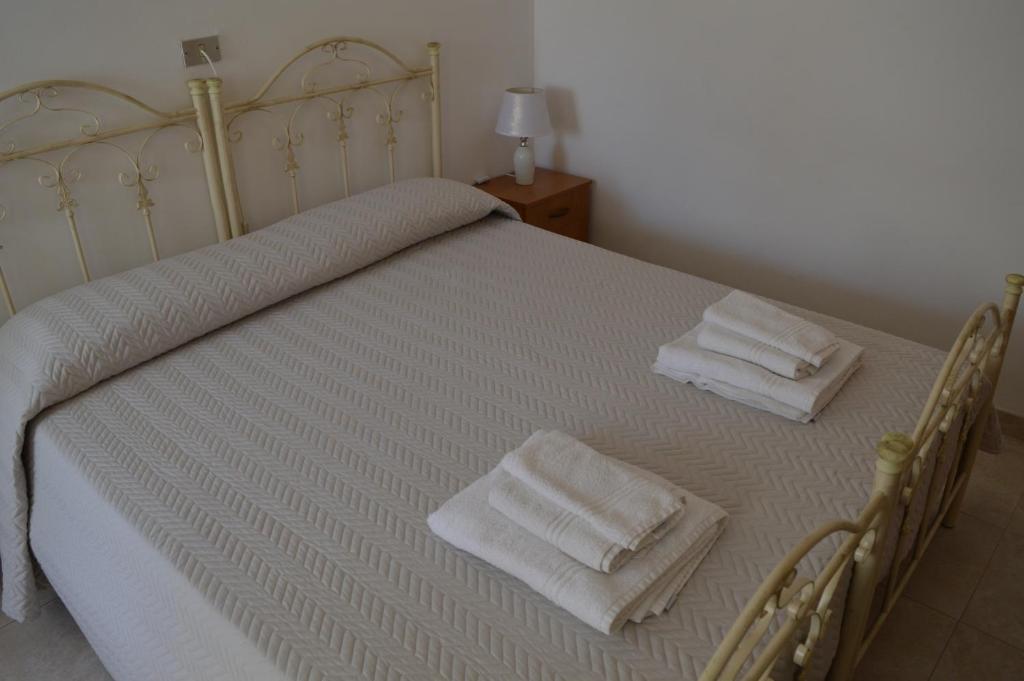 ein Schlafzimmer mit einem Bett mit zwei Handtüchern darauf in der Unterkunft Casa Vacanze La Foggia in Alberobello