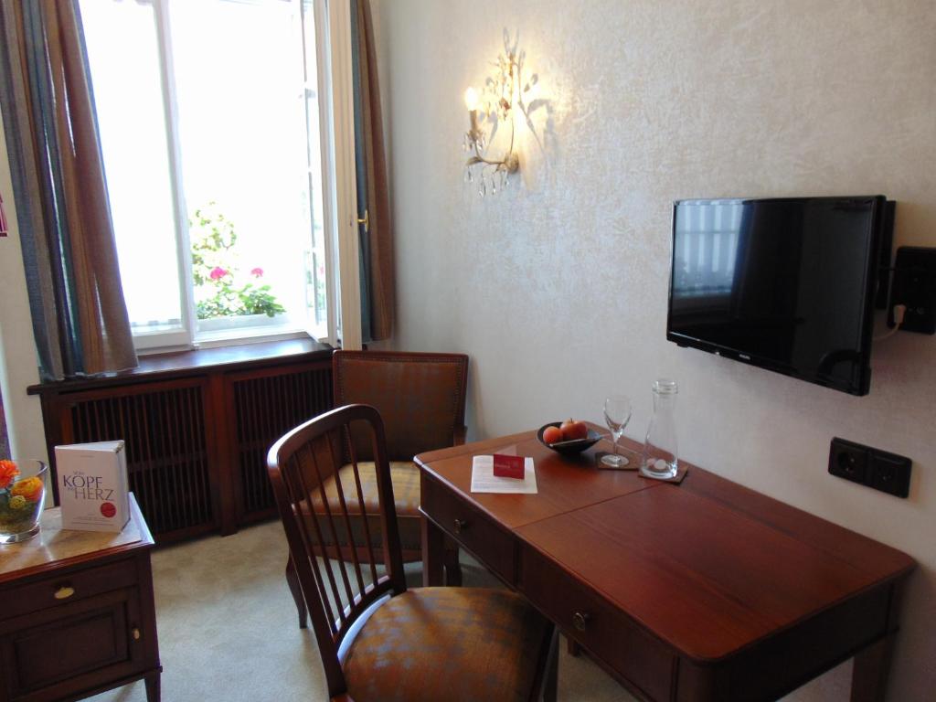 TV a/nebo společenská místnost v ubytování Boutiquehotel Oberkirch im Zentrum