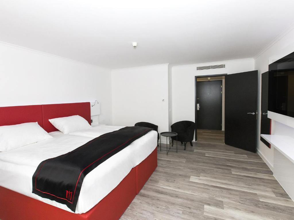 Postel nebo postele na pokoji v ubytování DORMERO Hotel Zürich Airport