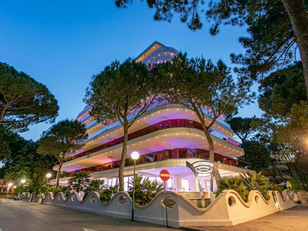 ein großes Gebäude mit beleuchteter Fassade in der Nacht in der Unterkunft Boutique Hotel Paradiso in Milano Marittima