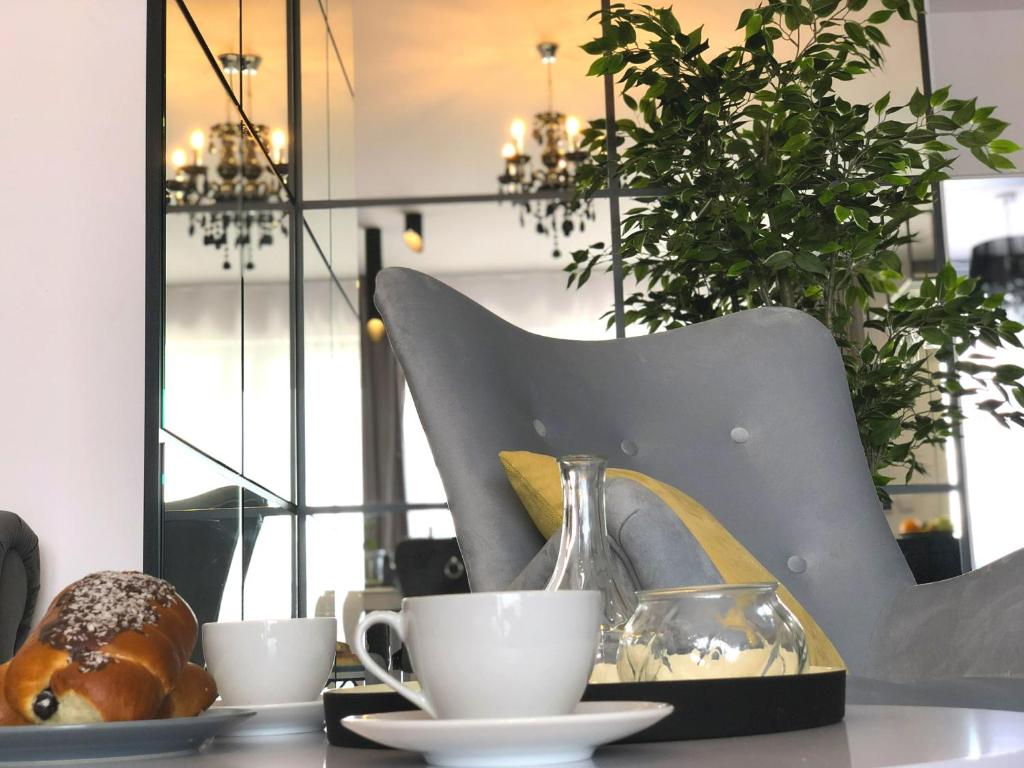 stolik z dwoma filiżankami kawy i ciastem w obiekcie Glamour Apartment with big, private terrace w Krakowie