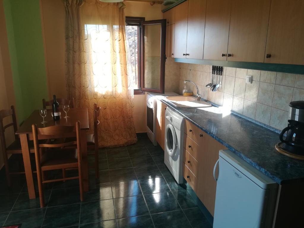 Kuchyňa alebo kuchynka v ubytovaní Odisseas Apartment
