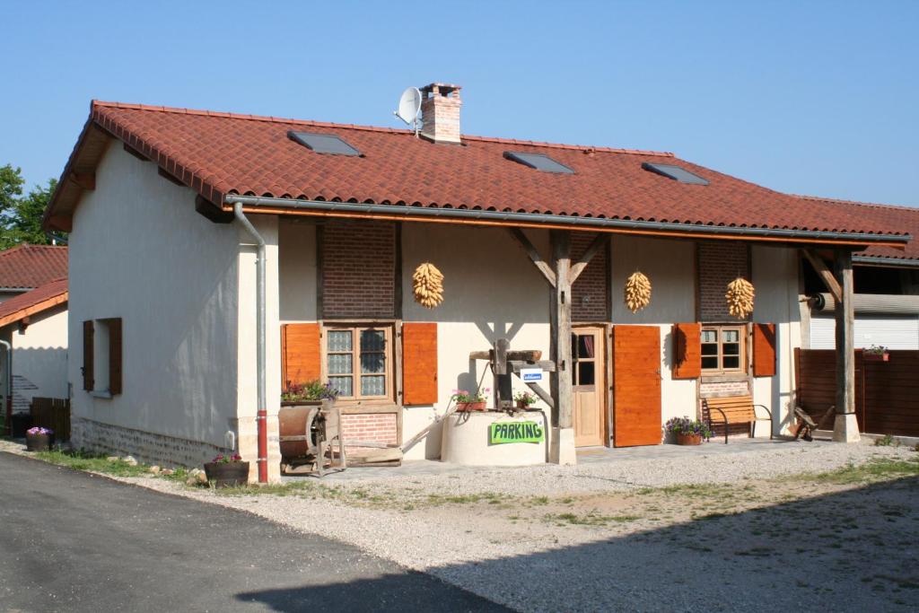 una pequeña casa con techo rojo y una calle en Gîte de la Commanderie en Châtenay
