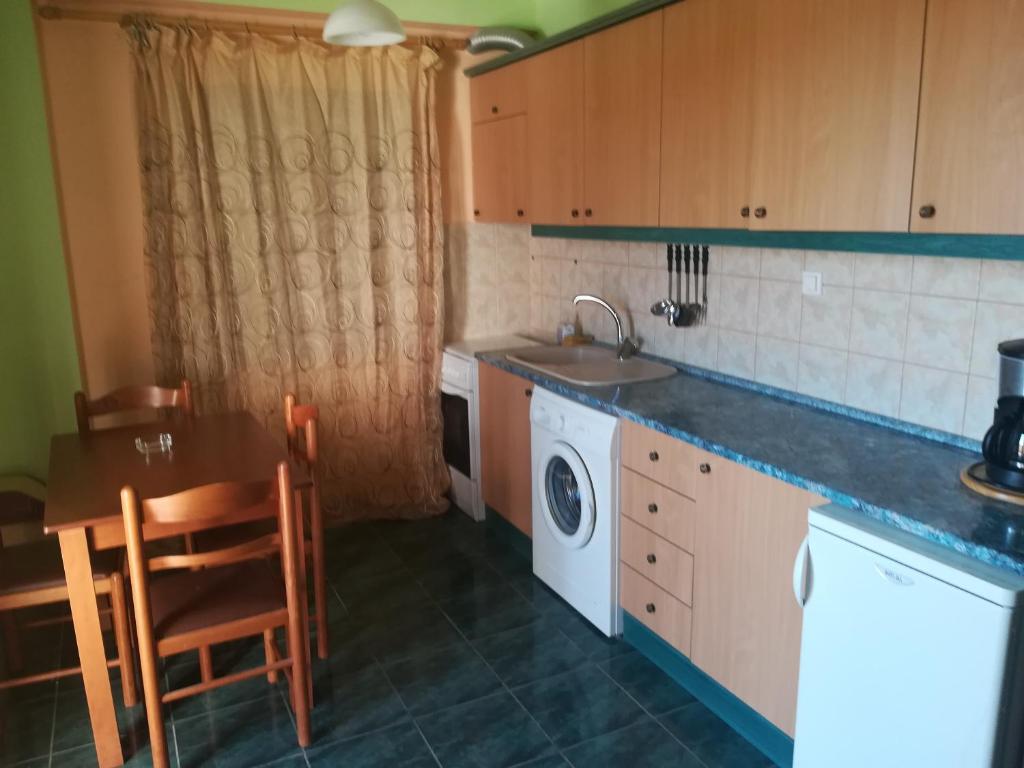 Kuchyňa alebo kuchynka v ubytovaní Odisseas Apartment
