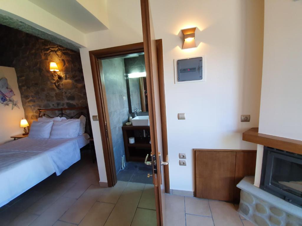 Postel nebo postele na pokoji v ubytování The View Village - Villas Suites & Spa