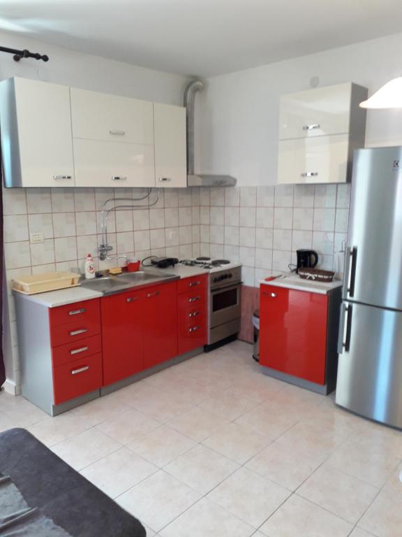 Kuchnia lub aneks kuchenny w obiekcie Apartments Alen Pula