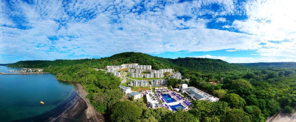 Planet Hollywood Costa Rica, An Autograph Collection All-Inclusive Resort في Culebra: اطلالة جوية على منتجع على تلة بجوار الماء