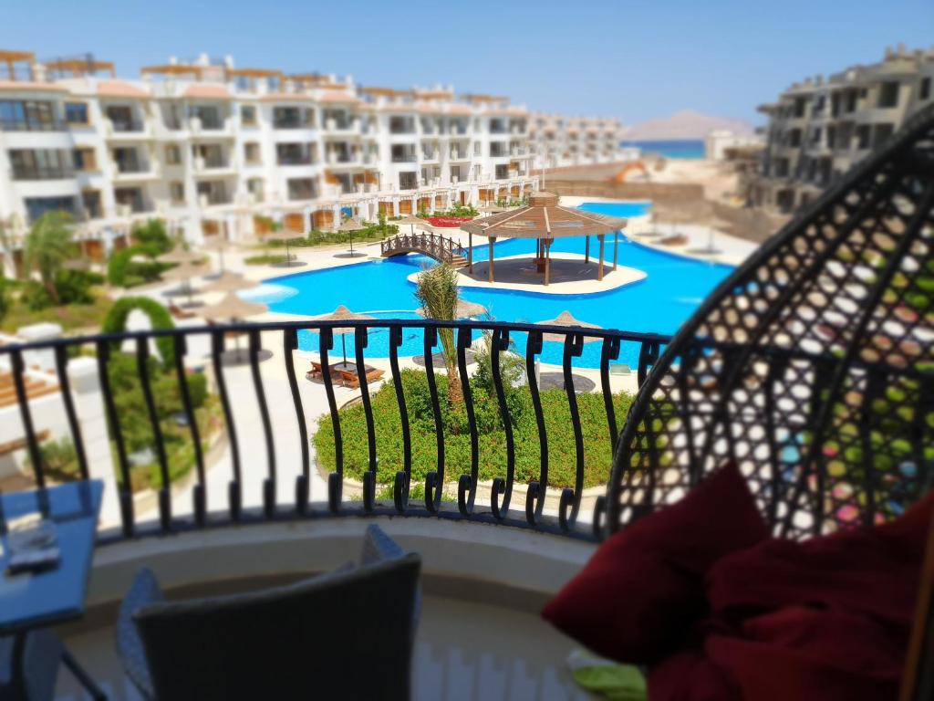 balcón con vistas a un complejo en Sharm Hills Resort (Apartment), en Sharm El Sheikh